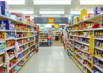 Schappen in de supermarkt vol verpakte levensmiddelen