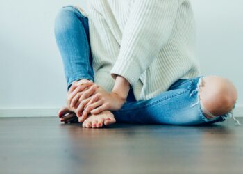 Vrouw houdt haar pijnlijke knie vast