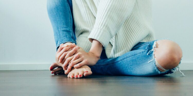 Vrouw houdt haar pijnlijke knie vast