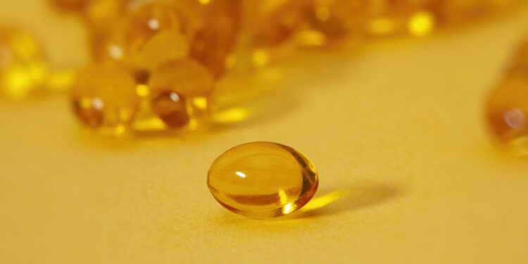 Vitamine D-capsules op een tafel in het zonlicht