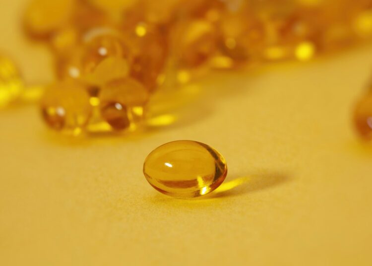 Vitamine D-capsules op een tafel in het zonlicht