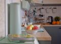 Fruitschaal met appels en bananen op een keukenaanrecht