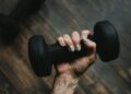 Vrouw traint met halters in een sportschool