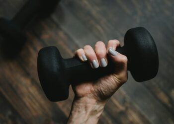 Vrouw traint met halters in een sportschool