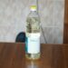 Fles zonnebloemolie naast een koekenpan