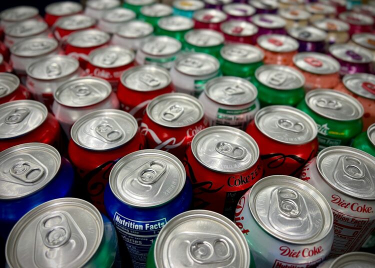 Blikjes frisdrank en suikervrije kauwgom op een tafel